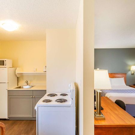 Econo Lodge Inn & Suites University YYC Exterior photo