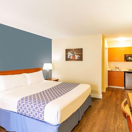 Econo Lodge Inn & Suites University YYC Exterior photo