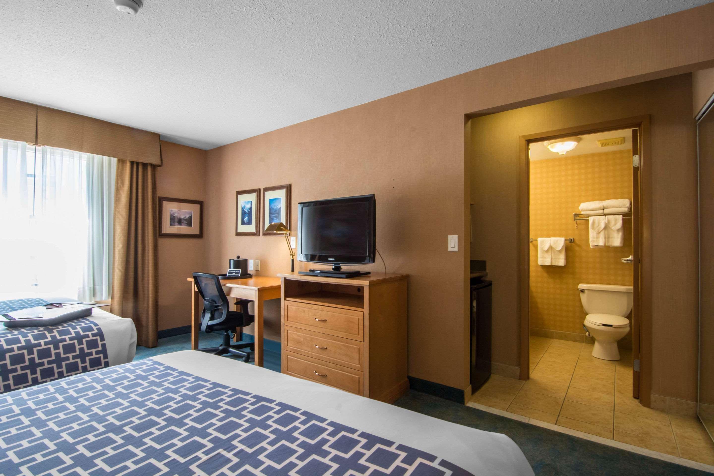 Econo Lodge Inn & Suites University YYC Exterior photo