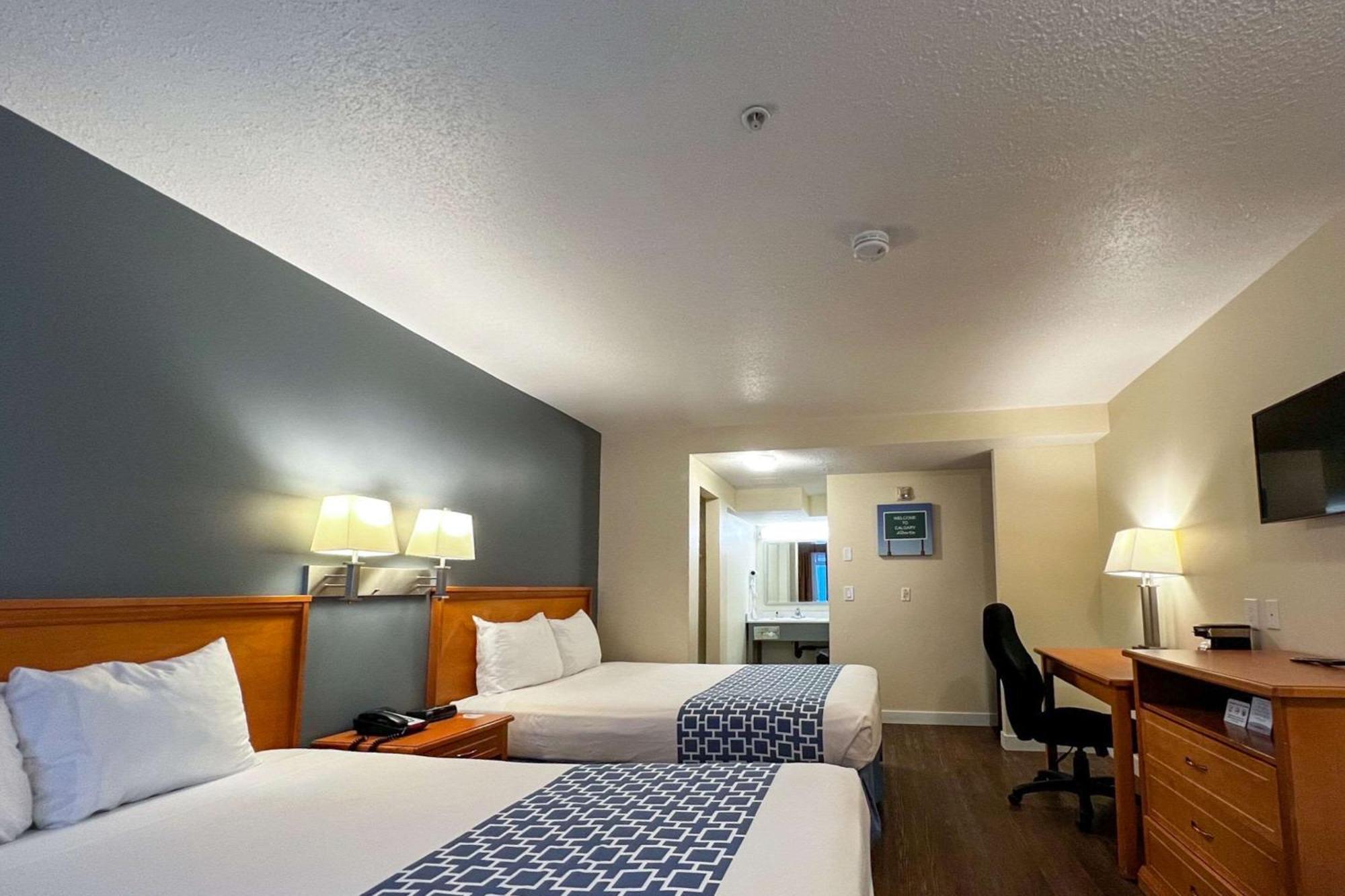 Econo Lodge Inn & Suites University YYC Exterior photo