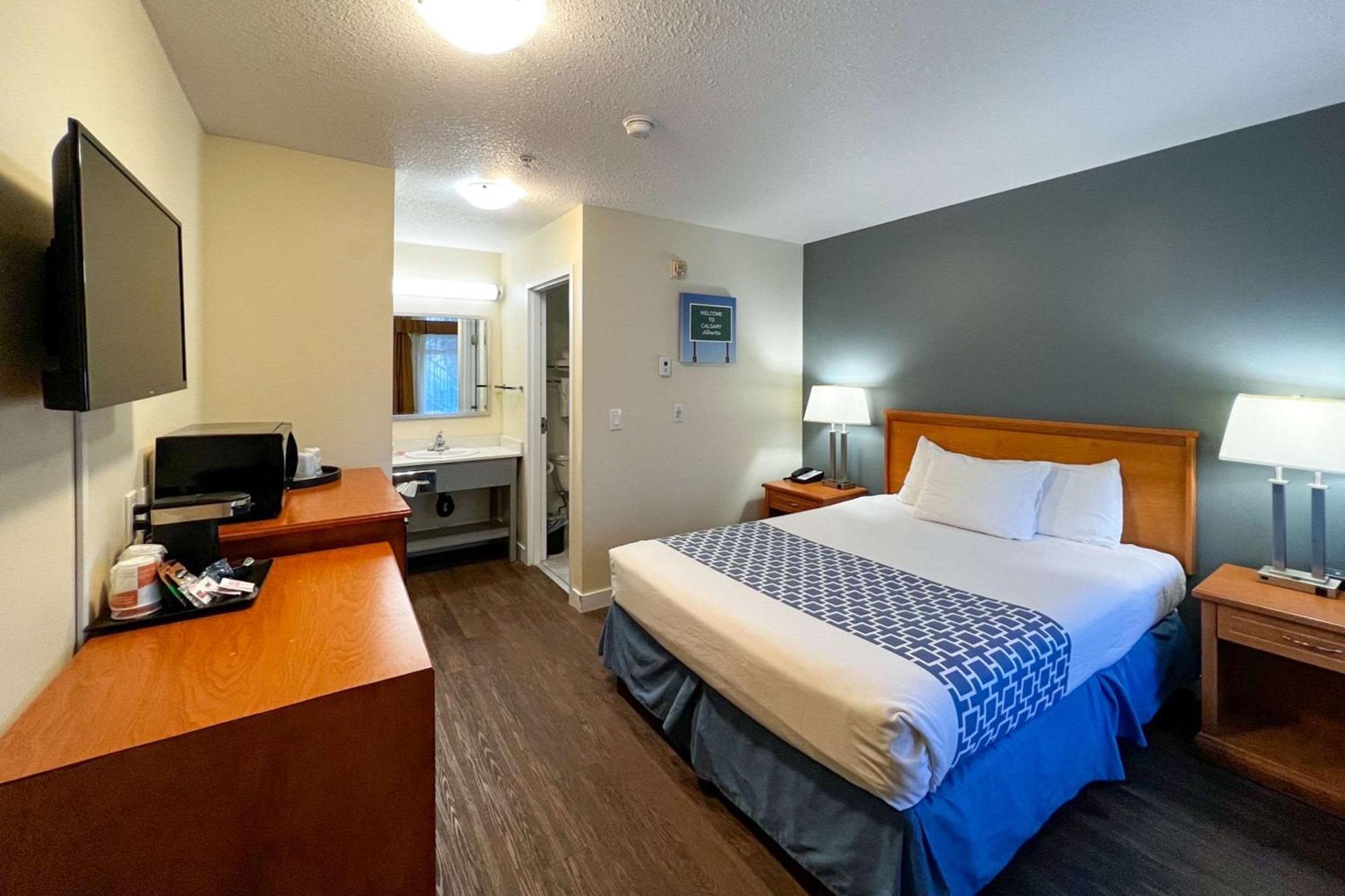 Econo Lodge Inn & Suites University YYC Exterior photo
