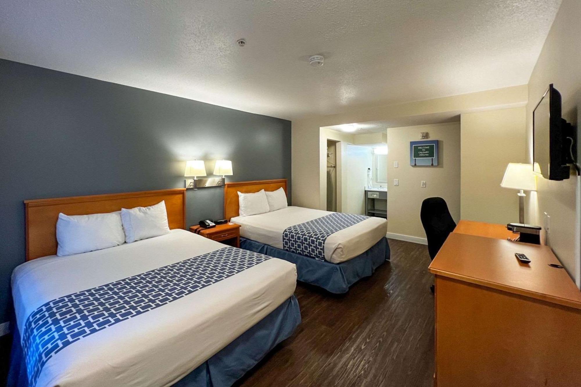 Econo Lodge Inn & Suites University YYC Exterior photo