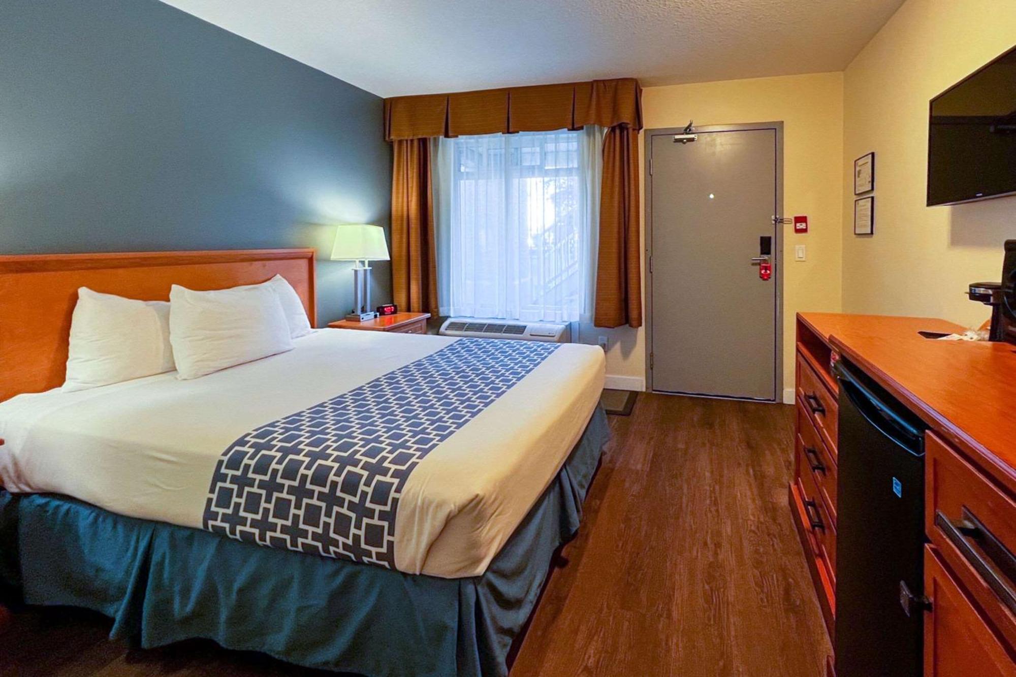 Econo Lodge Inn & Suites University YYC Exterior photo