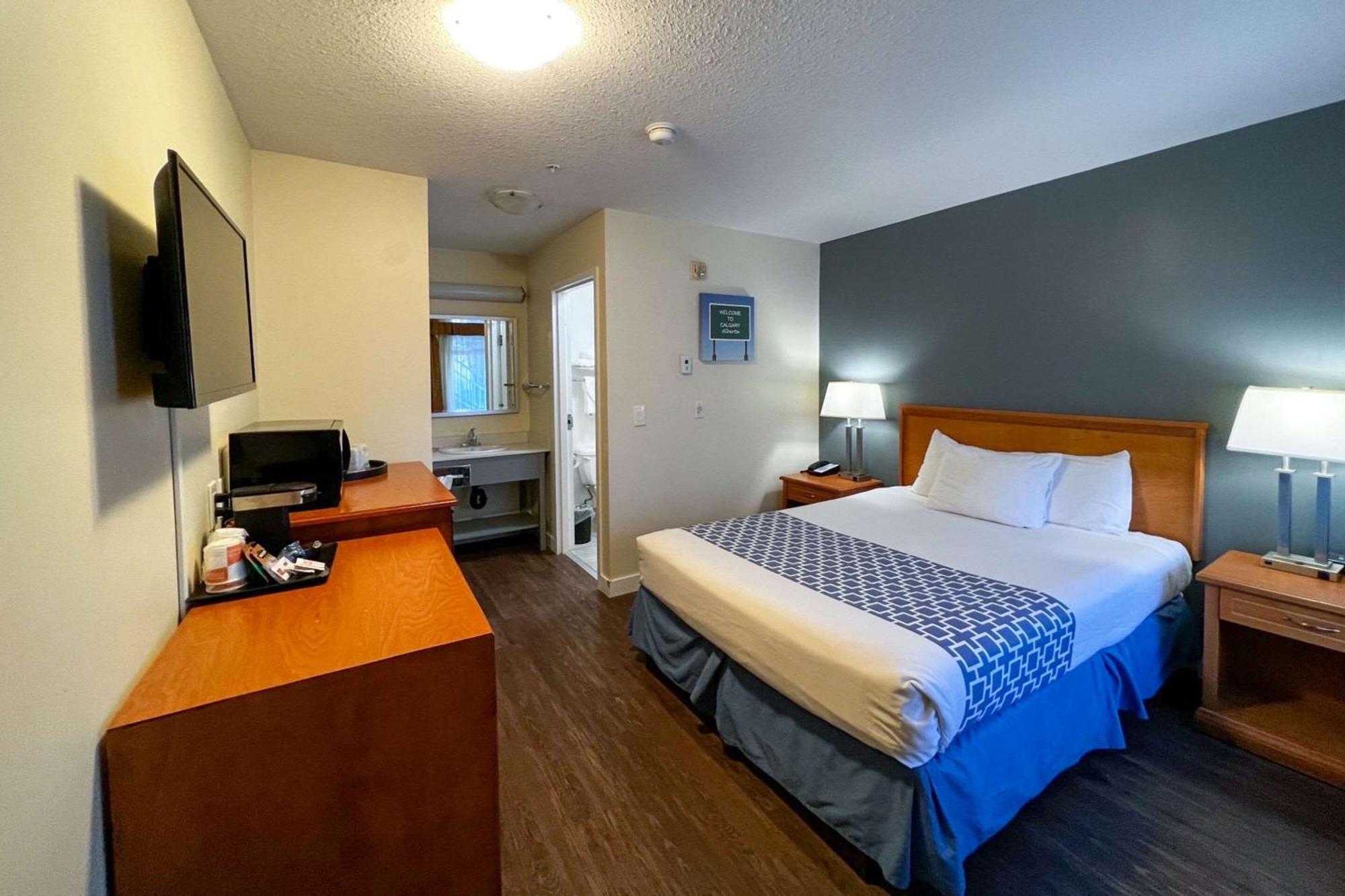 Econo Lodge Inn & Suites University YYC Exterior photo