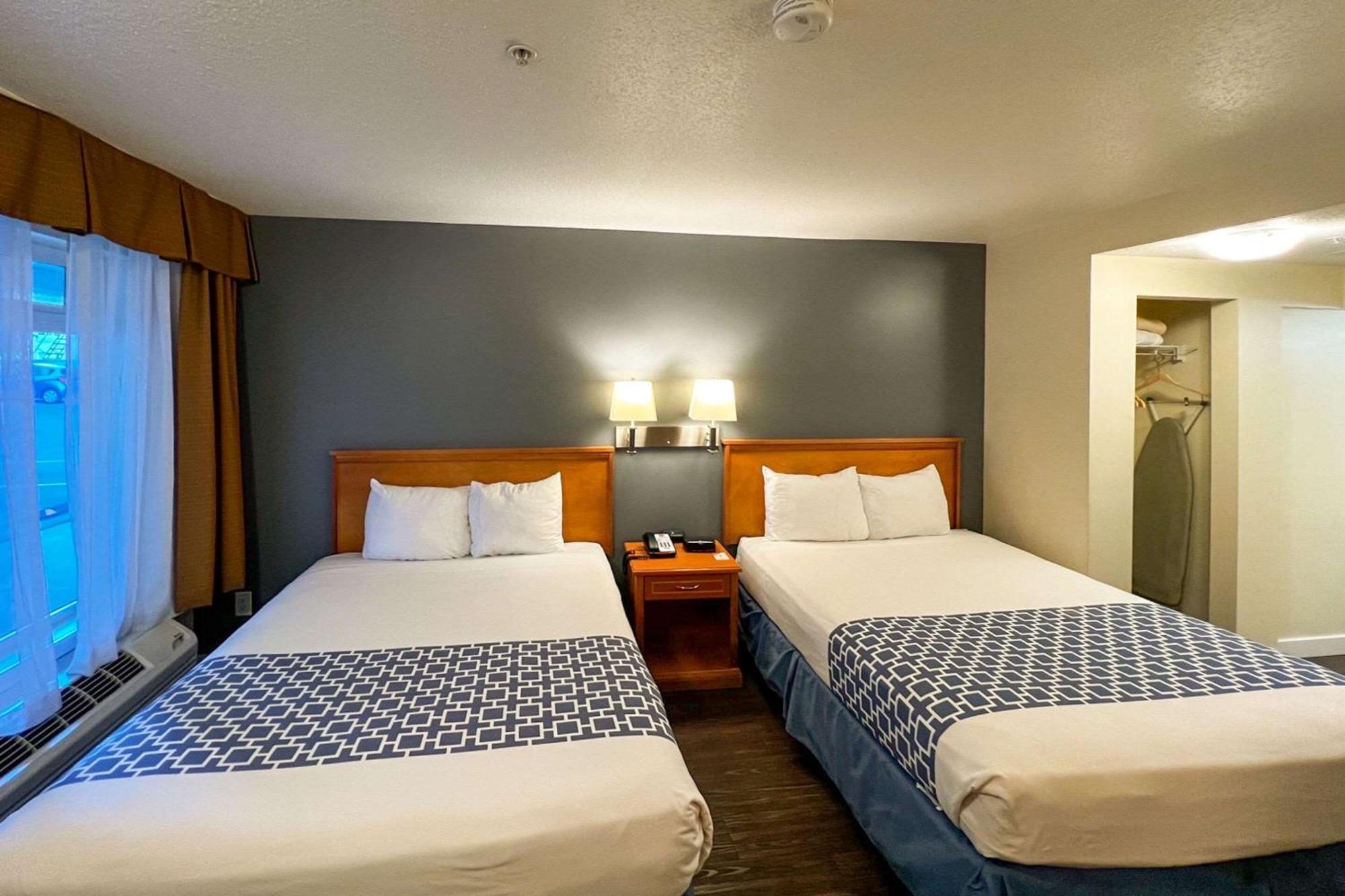 Econo Lodge Inn & Suites University YYC Exterior photo