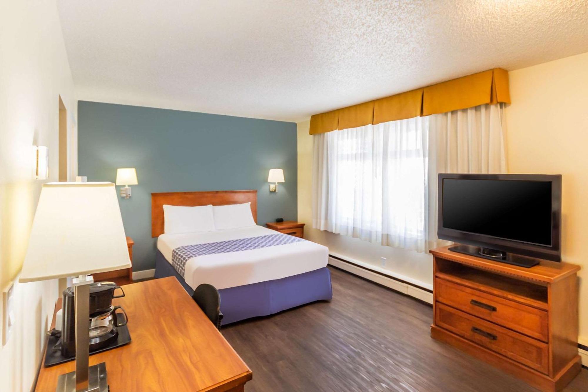 Econo Lodge Inn & Suites University YYC Exterior photo
