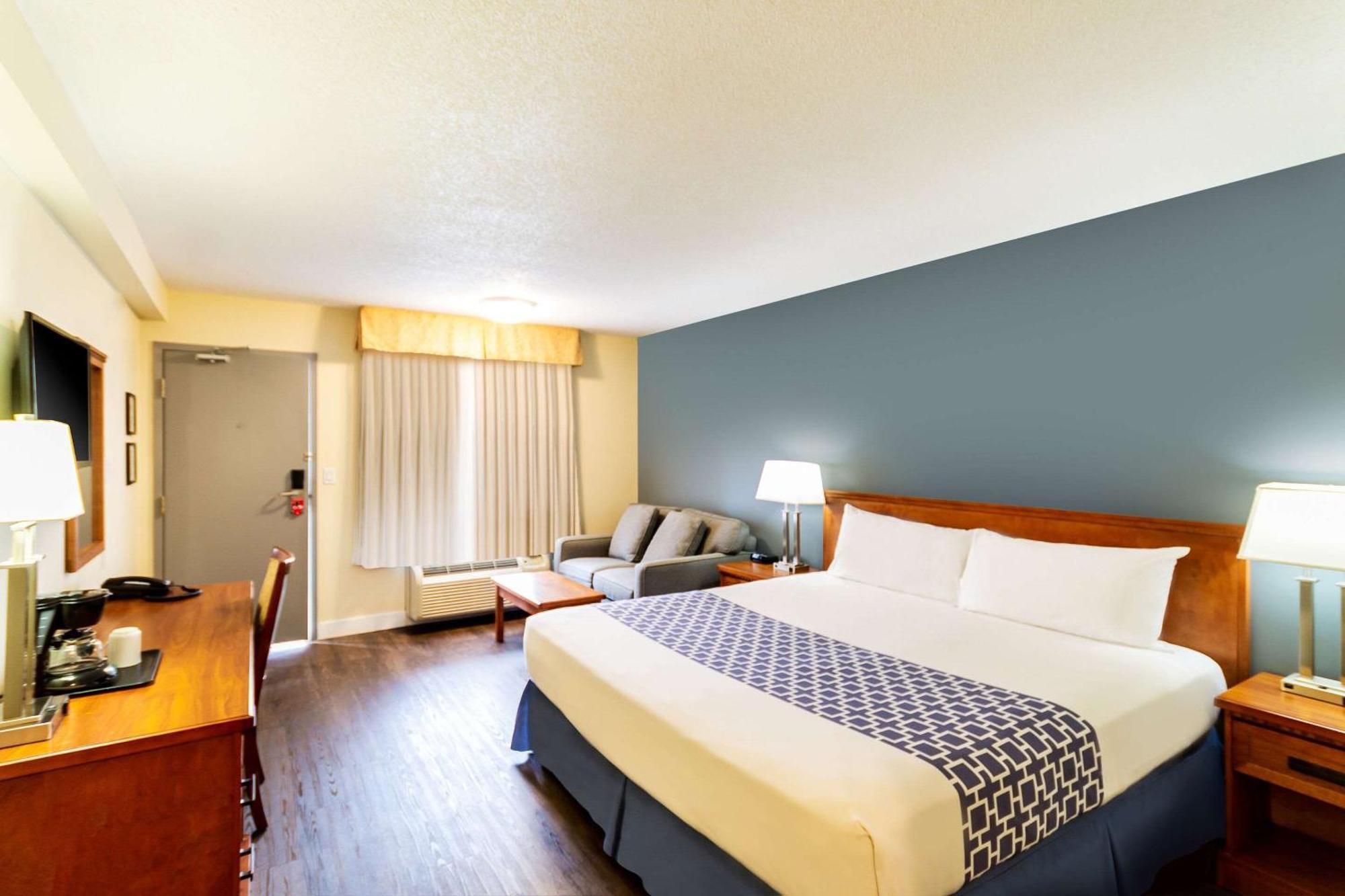 Econo Lodge Inn & Suites University YYC Exterior photo