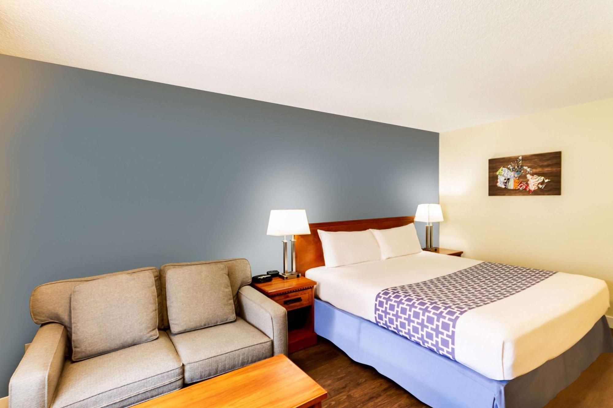 Econo Lodge Inn & Suites University YYC Exterior photo