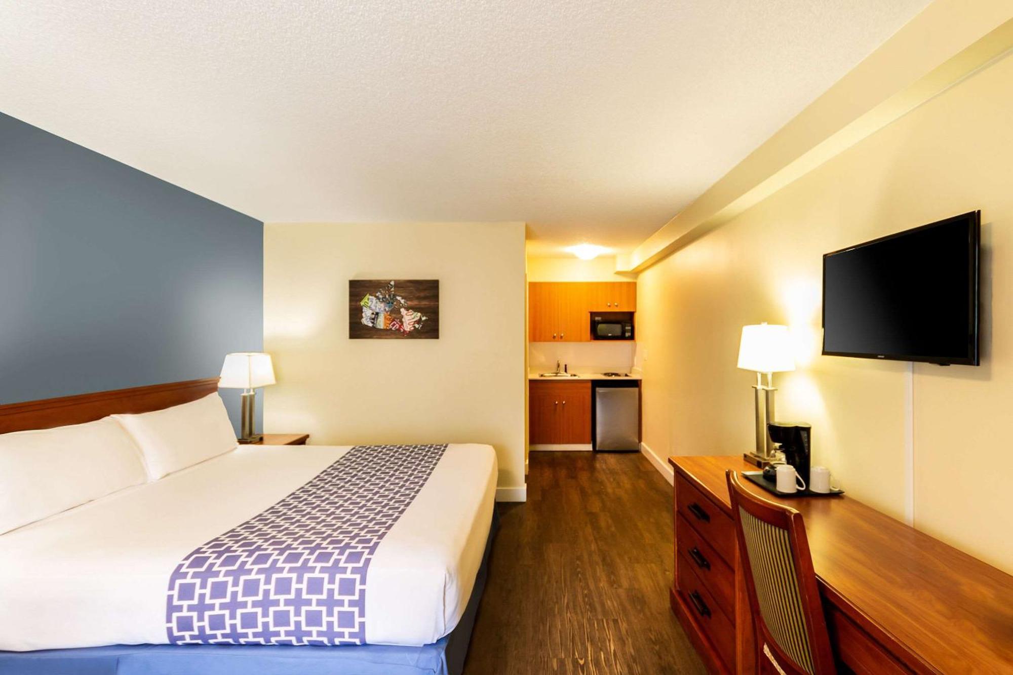 Econo Lodge Inn & Suites University YYC Exterior photo