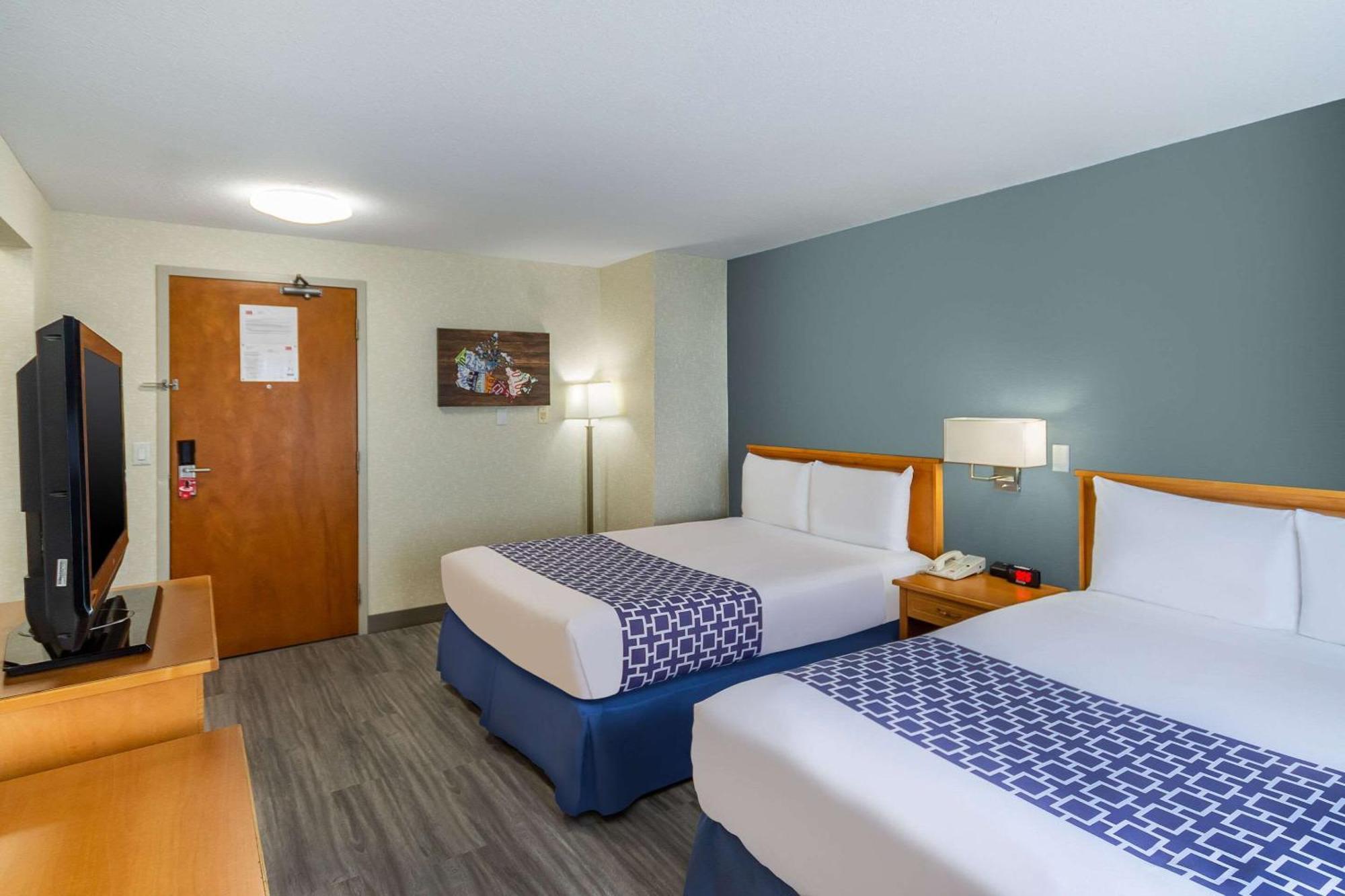 Econo Lodge Inn & Suites University YYC Exterior photo