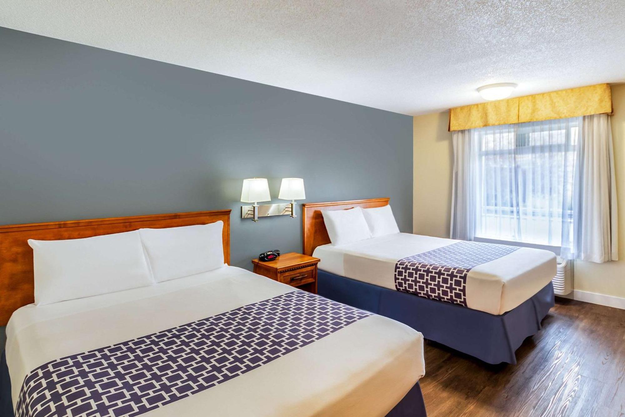 Econo Lodge Inn & Suites University YYC Exterior photo