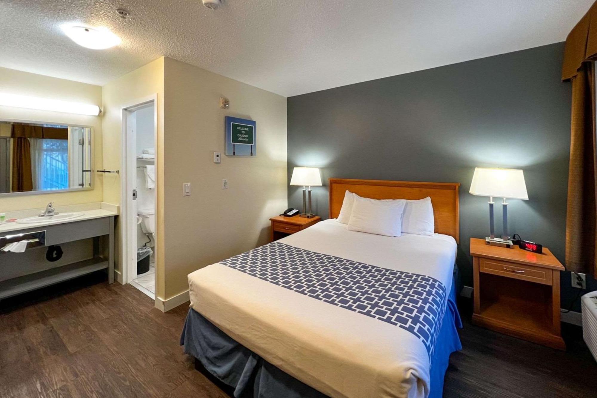 Econo Lodge Inn & Suites University YYC Exterior photo