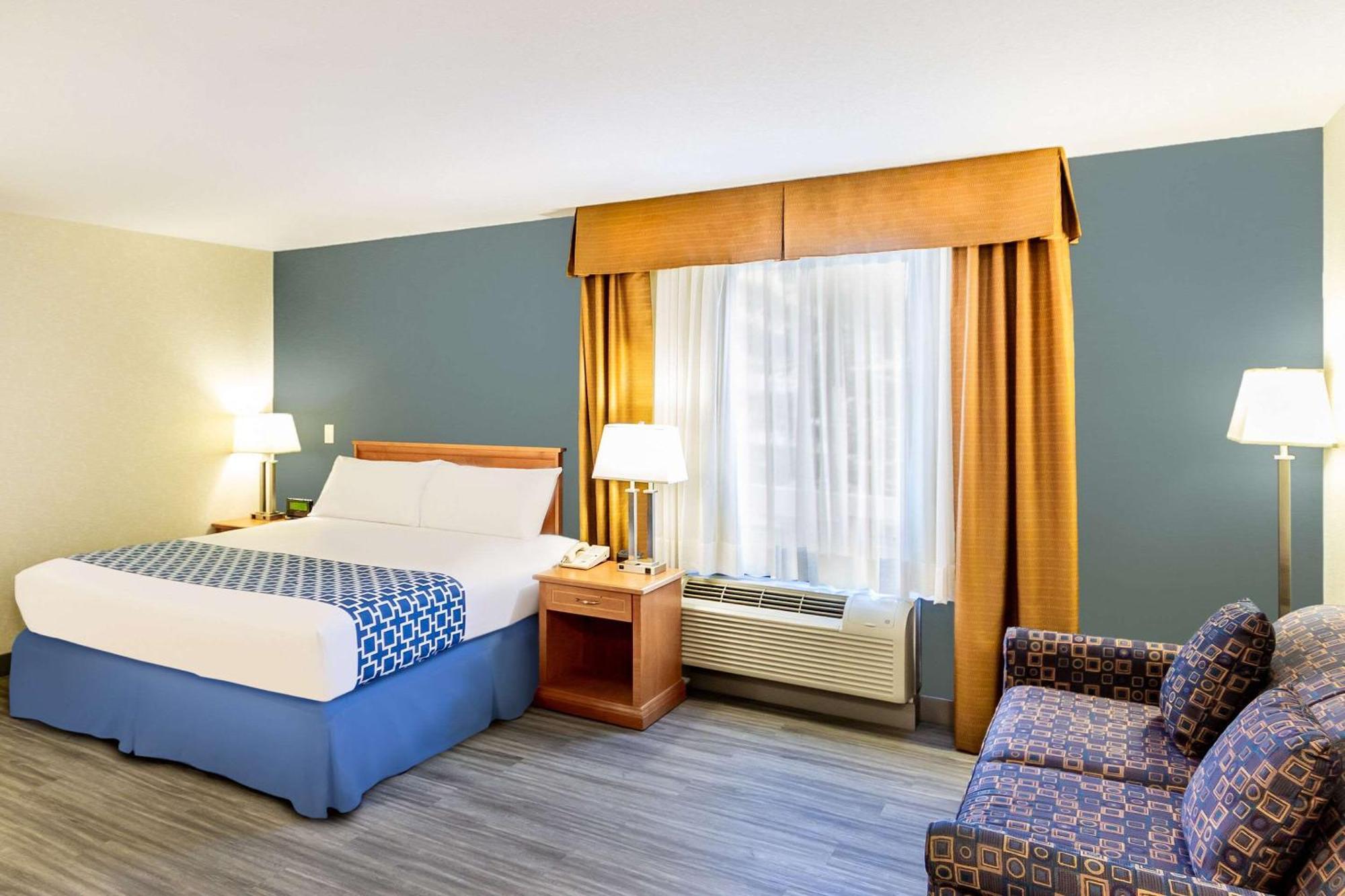 Econo Lodge Inn & Suites University YYC Exterior photo