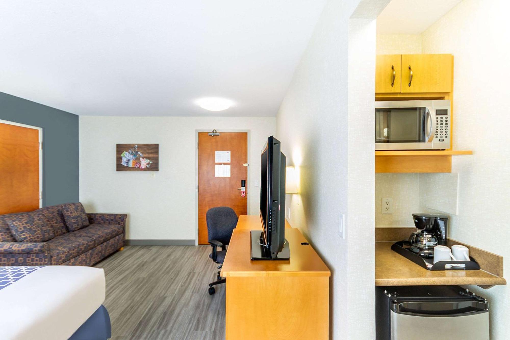 Econo Lodge Inn & Suites University YYC Exterior photo