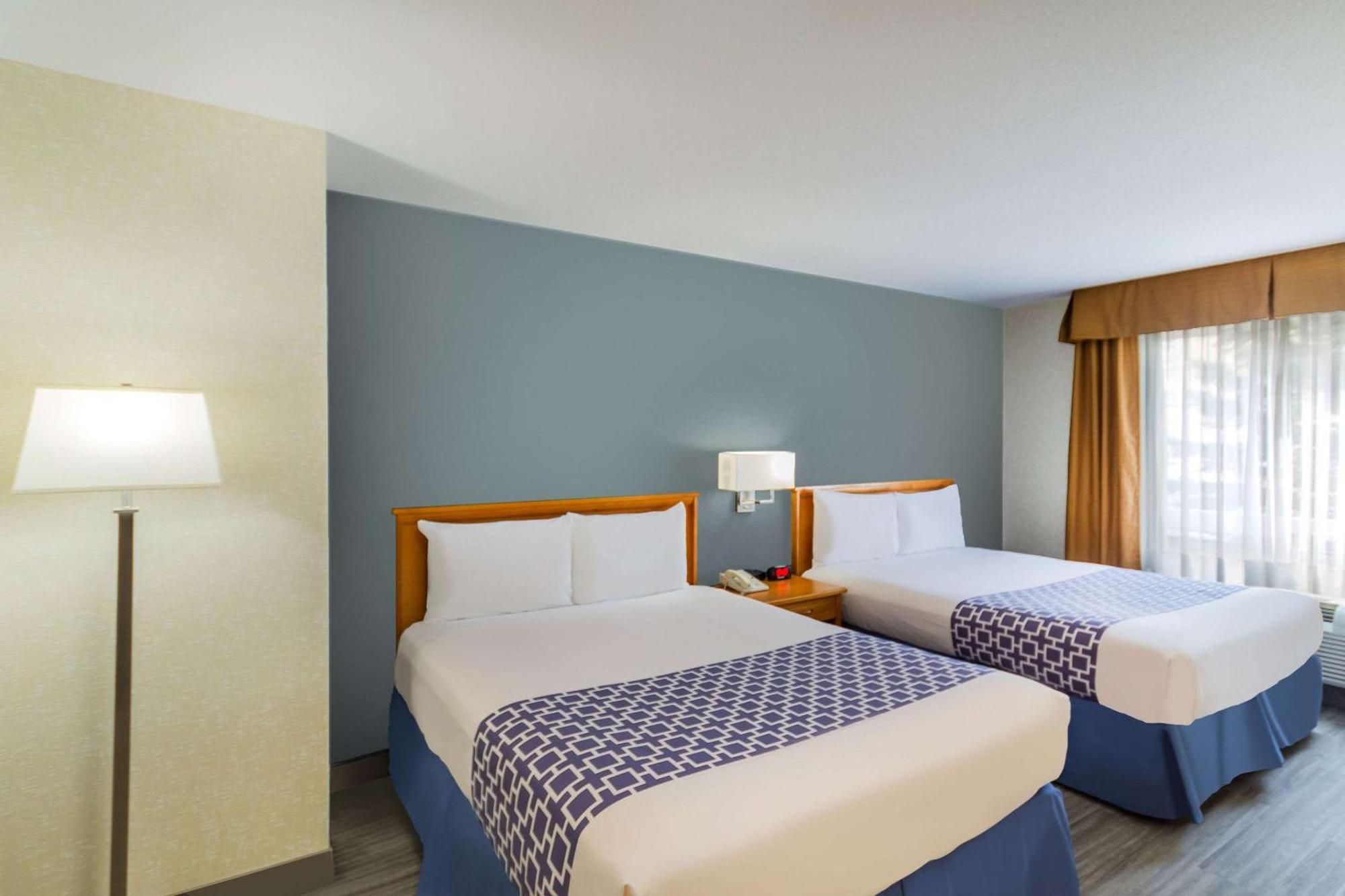 Econo Lodge Inn & Suites University YYC Exterior photo