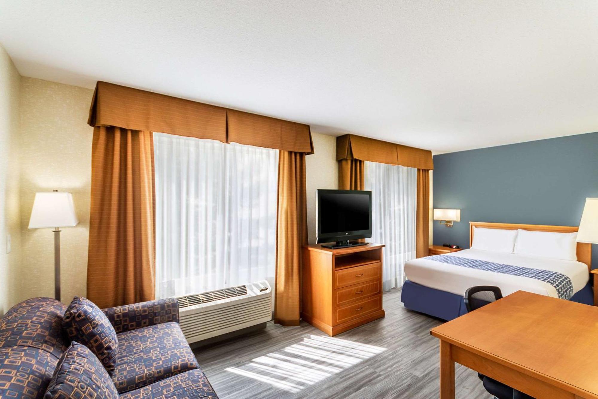 Econo Lodge Inn & Suites University YYC Exterior photo