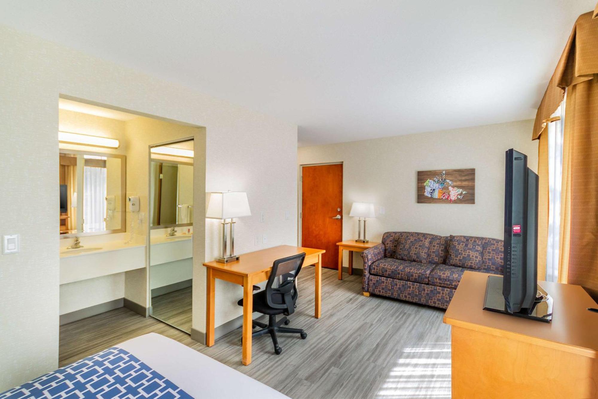 Econo Lodge Inn & Suites University YYC Exterior photo