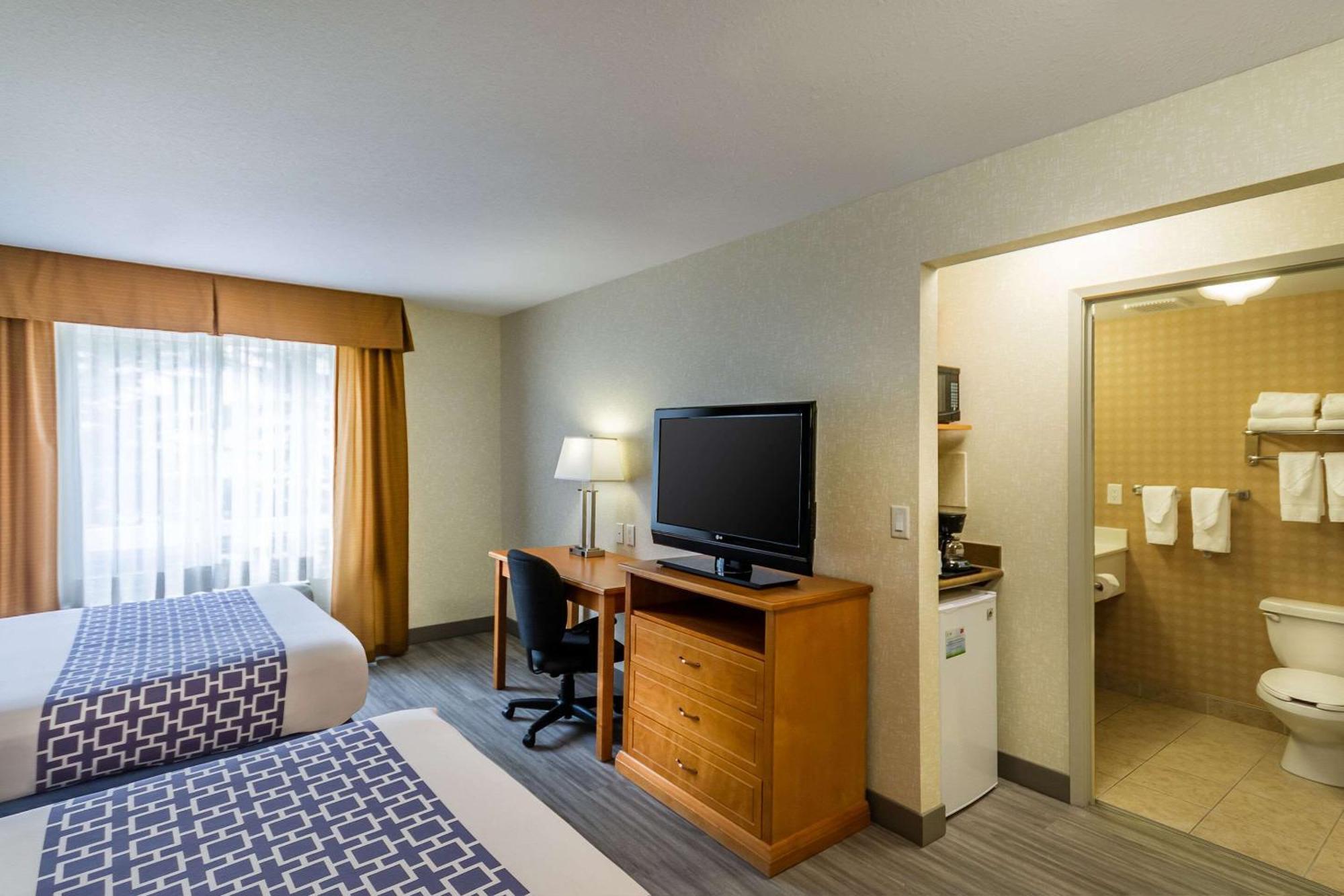 Econo Lodge Inn & Suites University YYC Exterior photo