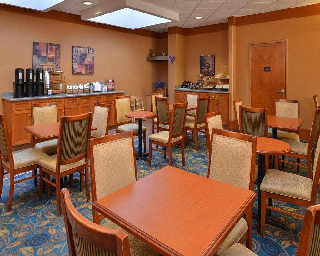 Econo Lodge Inn & Suites University YYC Restaurant photo